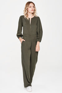 Sitting Pretty Fall 2018 Lila Panelled Jumpsuit in Hunter. Flared leg jumpsuit featuring cropped tapered sleeves and a slight drop waist. Round neckline with front and back yoke. Front zip closure. Gathered shoulder with wide cuff. Slant pockets. Regular fit. Made in South Africa. Color green. 100% rayon twill. Sizes small medium large.